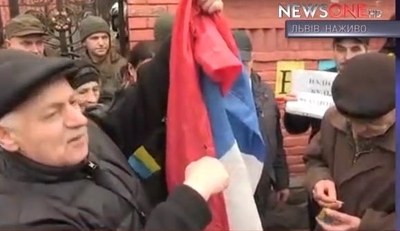 Нардеп Парасюк сорвал флаг с консульства РФ во Львове. ВИДЕО