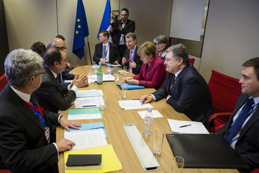 ЕС сохранит санкции против РФ до полного выполнения ею Минска-2 - Меркель и Олланд на встрече с Порошенко