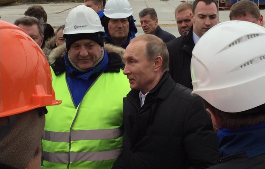 Путин приехал на оккупированный остров Тузла