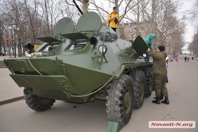 Детская радость: на Соборную в Николаеве пригнали БТР. ФОТОРЕПОРТАЖ