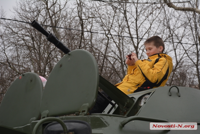 Детская радость: на Соборную в Николаеве пригнали БТР. ФОТОРЕПОРТАЖ