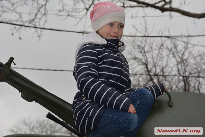 Детская радость: на Соборную в Николаеве пригнали БТР. ФОТОРЕПОРТАЖ