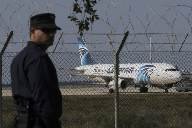 Неизвестные захватили пассажирский самолет в Египте: пилоту угрожал пассажир с поясом смертника
