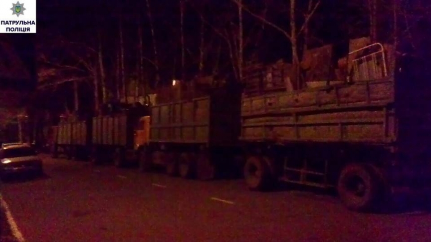 В Николаеве полицейские остановили два грузовика, в которых незаконно перевозили металл