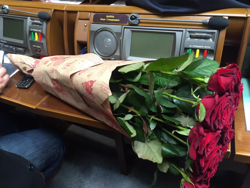 Нардеп Барна опять пришел в Раду с букетом цветов: к чему бы это? 