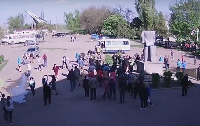 Жители поселка под Одессой подрались с "Азовом" из-за Ленина