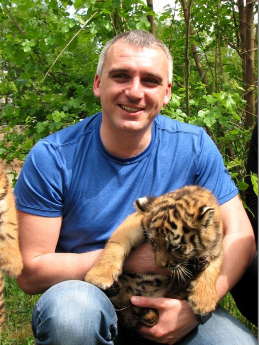 Мэр Николаева со своей семьей и замом Шевченко понянчились с маленькими тигрятами
