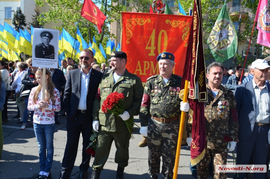 В Николаеве после концерта у памятника Ольшанцам к Вечному огню возложили цветы. ФОТОРЕПОРТАЖ