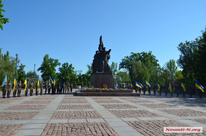 В Николаеве после концерта у памятника Ольшанцам к Вечному огню возложили цветы. ФОТОРЕПОРТАЖ