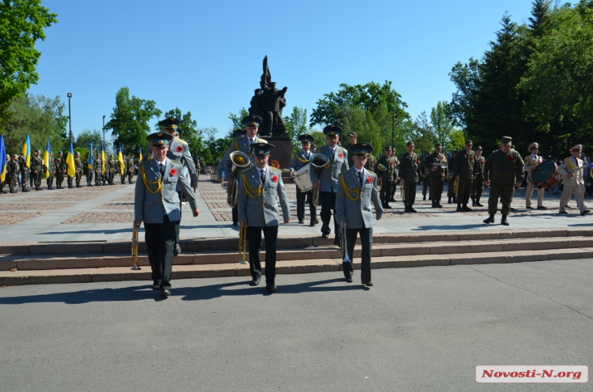 В Николаеве после концерта у памятника Ольшанцам к Вечному огню возложили цветы. ФОТОРЕПОРТАЖ