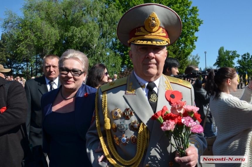 В Николаеве после концерта у памятника Ольшанцам к Вечному огню возложили цветы. ФОТОРЕПОРТАЖ