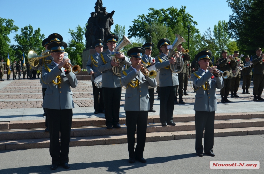 В Николаеве после концерта у памятника Ольшанцам к Вечному огню возложили цветы. ФОТОРЕПОРТАЖ