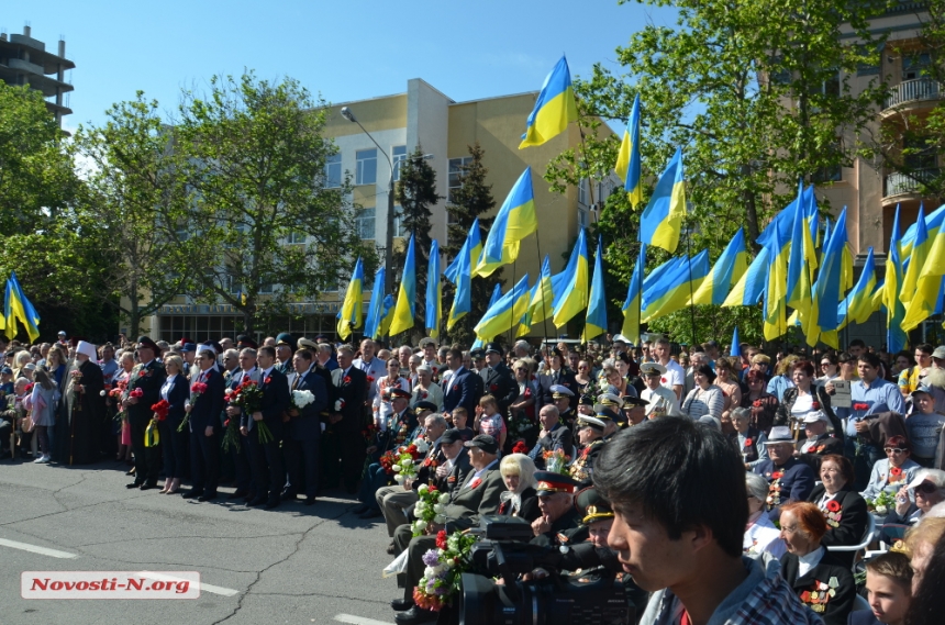 В Николаеве после концерта у памятника Ольшанцам к Вечному огню возложили цветы. ФОТОРЕПОРТАЖ