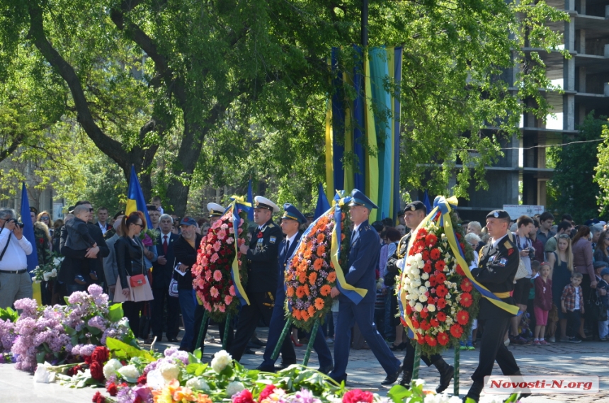 В Николаеве после концерта у памятника Ольшанцам к Вечному огню возложили цветы. ФОТОРЕПОРТАЖ