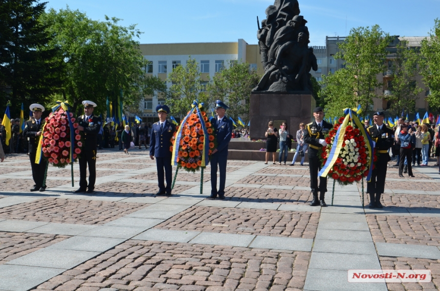 В Николаеве после концерта у памятника Ольшанцам к Вечному огню возложили цветы. ФОТОРЕПОРТАЖ