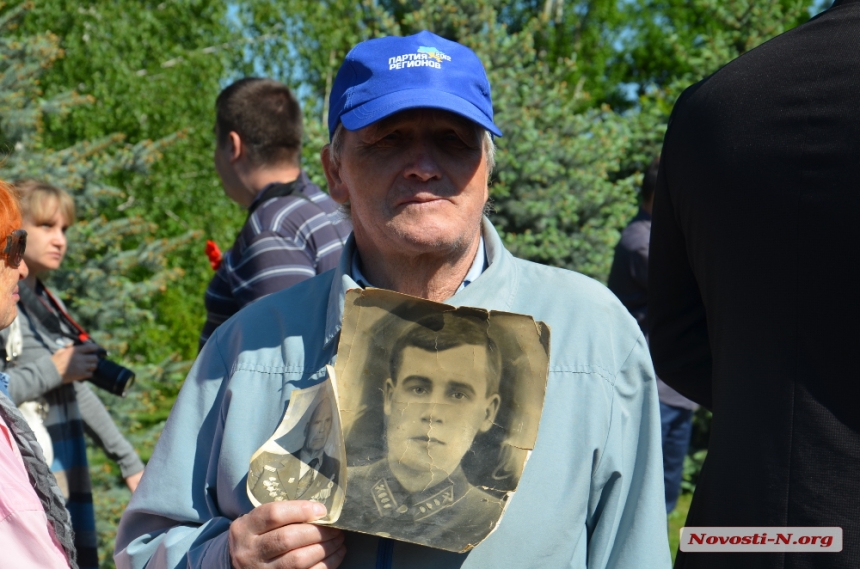 В Николаеве после концерта у памятника Ольшанцам к Вечному огню возложили цветы. ФОТОРЕПОРТАЖ