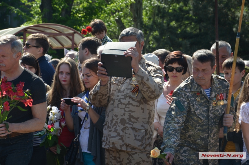 В Николаеве после концерта у памятника Ольшанцам к Вечному огню возложили цветы. ФОТОРЕПОРТАЖ