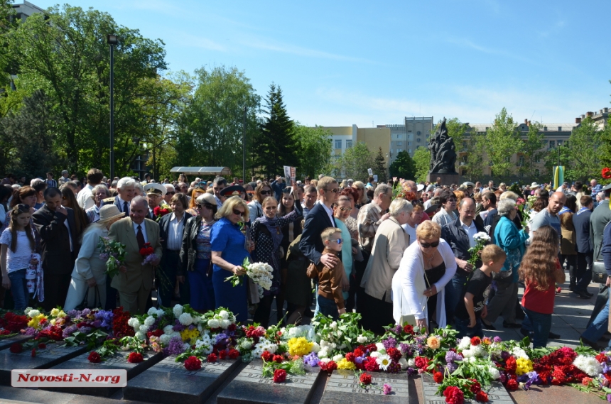 В Николаеве после концерта у памятника Ольшанцам к Вечному огню возложили цветы. ФОТОРЕПОРТАЖ