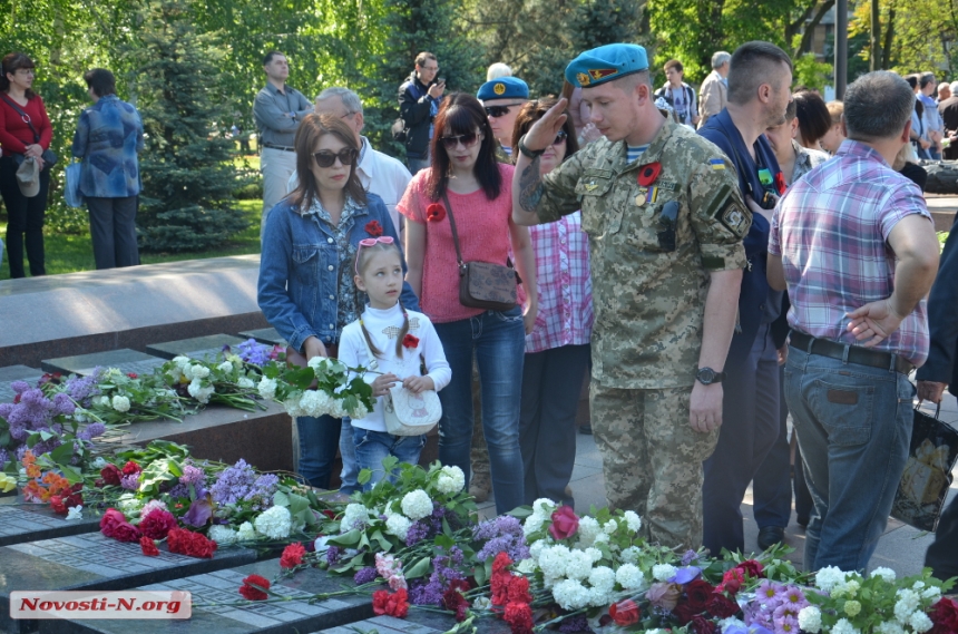 В Николаеве после концерта у памятника Ольшанцам к Вечному огню возложили цветы. ФОТОРЕПОРТАЖ