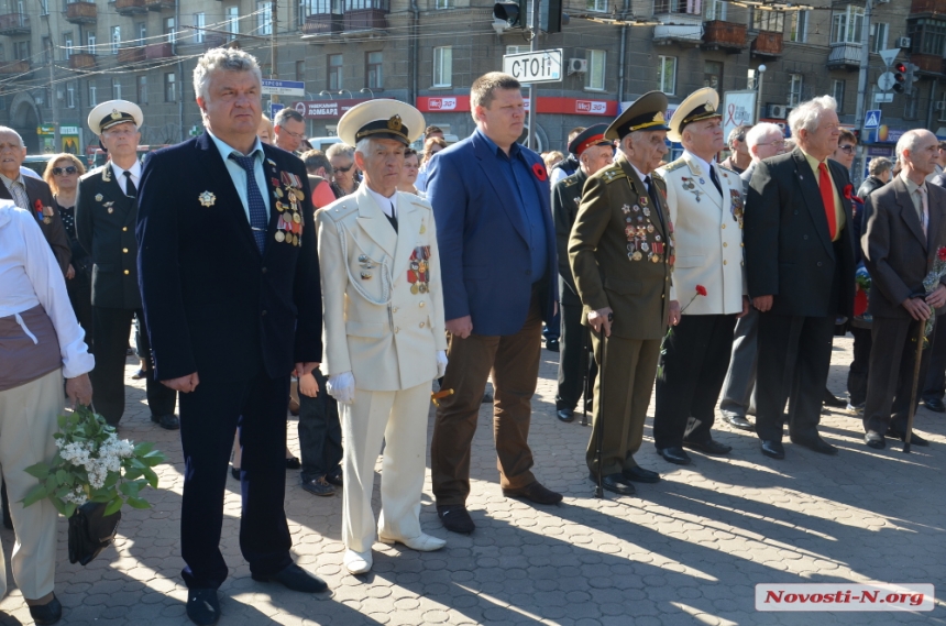 В  День Победы николаевцы возложили цветы стеле воинам-освободителям