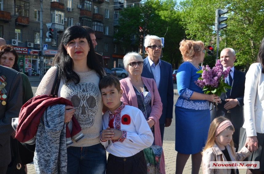 В  День Победы николаевцы возложили цветы стеле воинам-освободителям