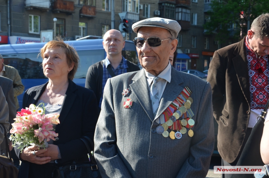 В  День Победы николаевцы возложили цветы стеле воинам-освободителям
