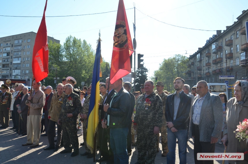 В  День Победы николаевцы возложили цветы стеле воинам-освободителям