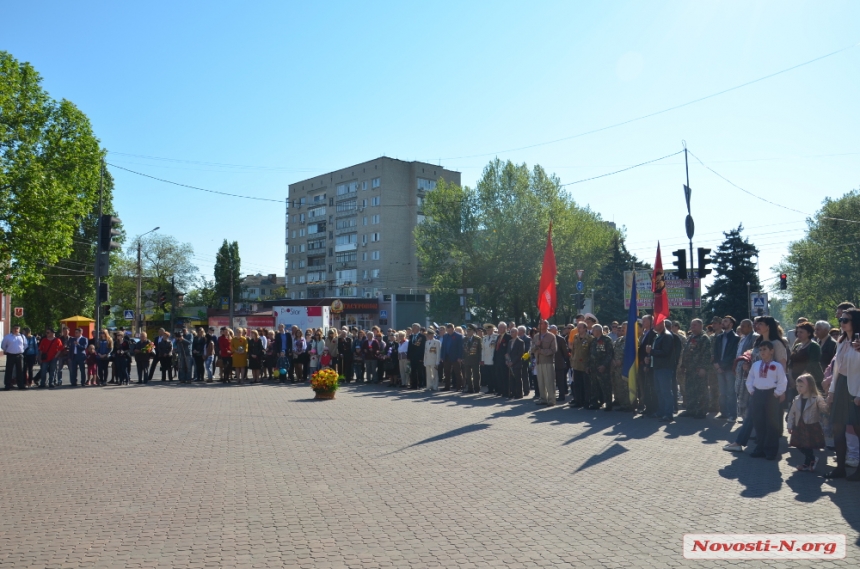 В  День Победы николаевцы возложили цветы стеле воинам-освободителям