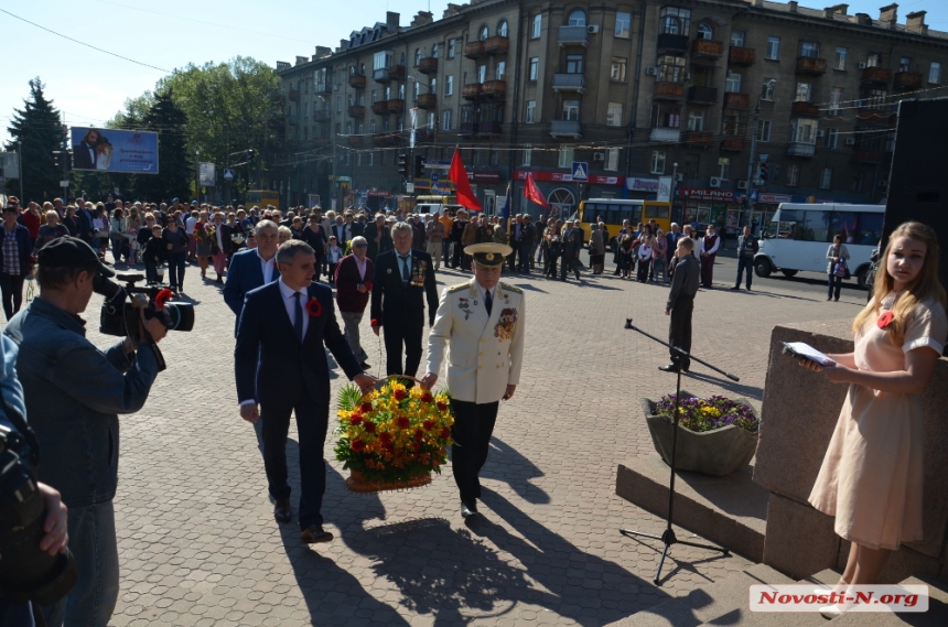 В  День Победы николаевцы возложили цветы стеле воинам-освободителям