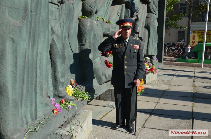 В  День Победы николаевцы возложили цветы стеле воинам-освободителям