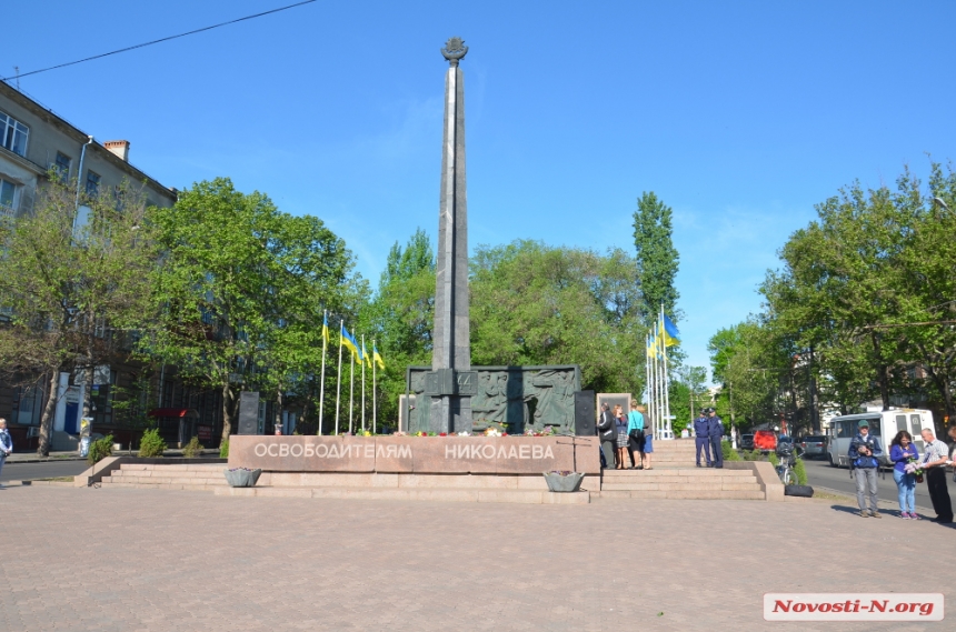 В  День Победы николаевцы возложили цветы стеле воинам-освободителям