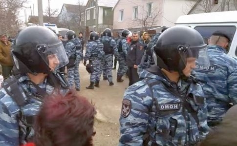 В Бахчисарае вооруженные люди в балаклавах проводят обыски и аресты крымских татар