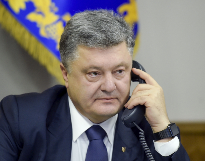 Порошенко сегодня обсудит с Меркель и Олландом выборы и полицейскую миссию на Донбассе, – источник