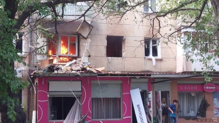 В Одессе прогремел взрыв: горит жилой дом