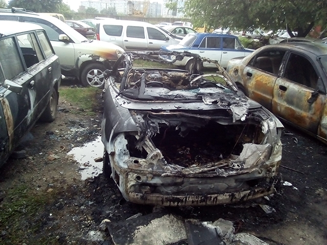 В Николаеве на стоянке сгорел «Мерседес»: огонь перебросился на припаркованные рядом авто