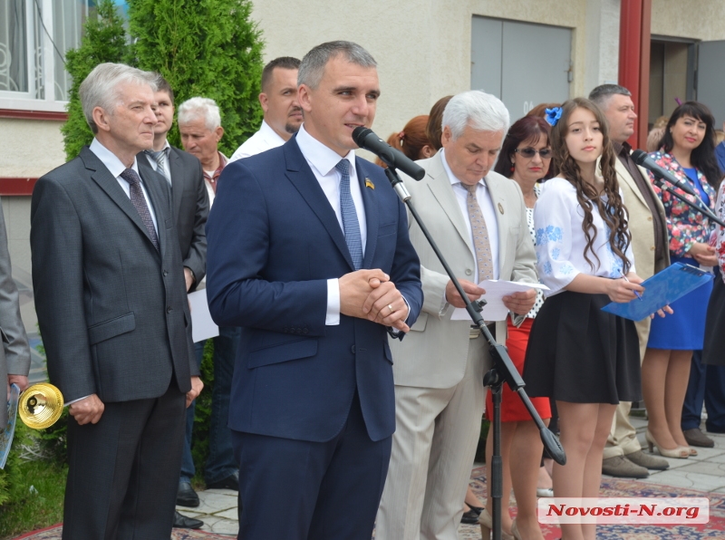 В николаевской школе будущего прозвучал последний звонок. ФОТОРЕПОРТАЖ 