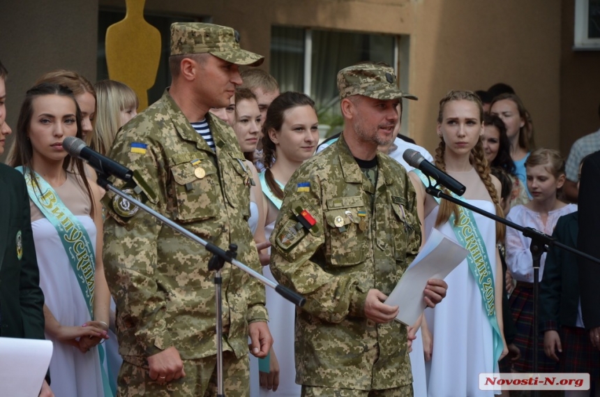 В гимназии №2 на празднике «последнего звонка» поминали героев и выпускали в небо голубей