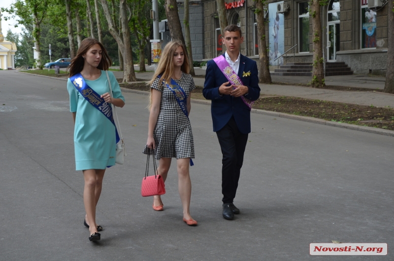 Николаевские выпускники и старшеклассники вышли на вечерний променад. ФОТО