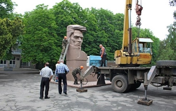 В Херсоне демонтировали памятник "ленинскому наркому" Александру  Цюрупе