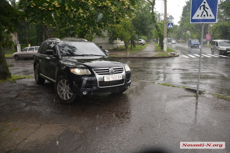 «Хроники автобыдла»: николаевский водитель перекрыл внедорожником весь тротуар