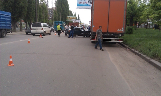 В Николаеве «Таврия» врезалась сначала в один грузовик, потом зацепила другой: водитель госпитализирован