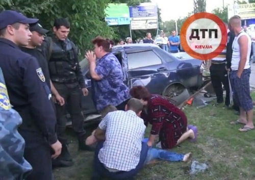 На Киевщине полиция не дала совершить самосуд над водителем, убившим двух девочек. ВИДЕО