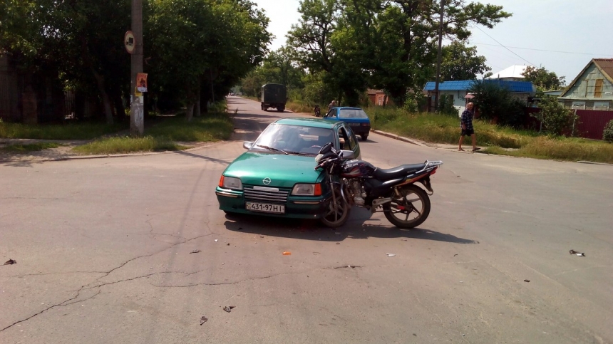 В центре Очакова столкнулись Opel и мотоцикл: есть пострадавшие