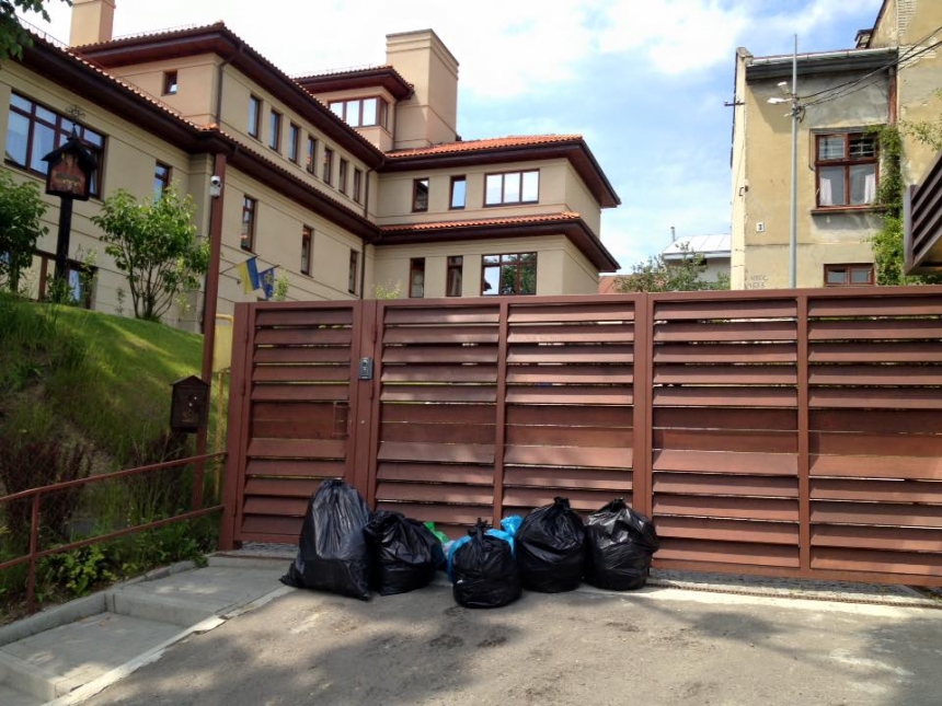 Жители Львова сносят мусор к дому мэра Садового
