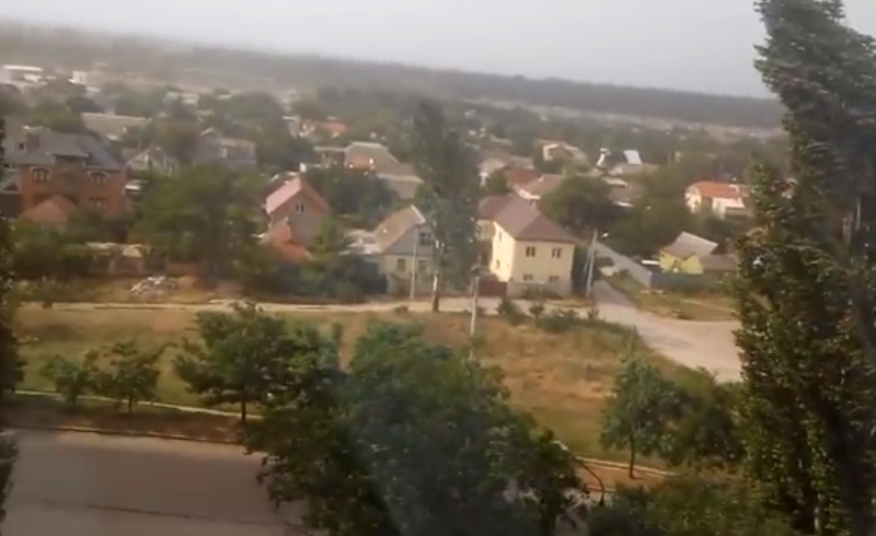Николаевцы сообщают о "песчаной буре" в Ингульском районе. ВИДЕО