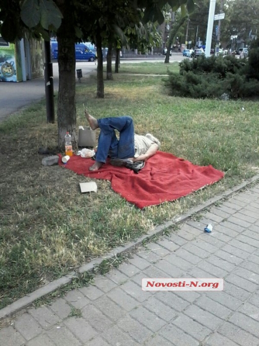 В Николаеве бомжи-попрошайки устраивают «банкеты» прямо на газоне улицы Соборной