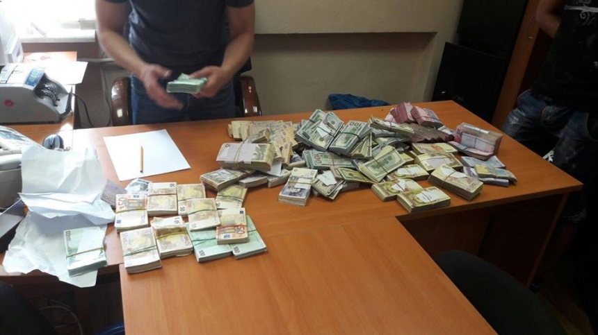 В Киеве у борца с налоговыми преступлениями нашли огромные деньги в рабочем кабинете