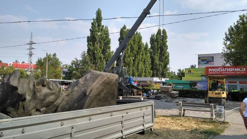 В Николаеве снесли бюст Чигрина возле автовокзала