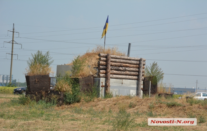 Дорогая клумба: блокпост за 300 тыс. под Николаевом превратился в заброшенный «цветник»