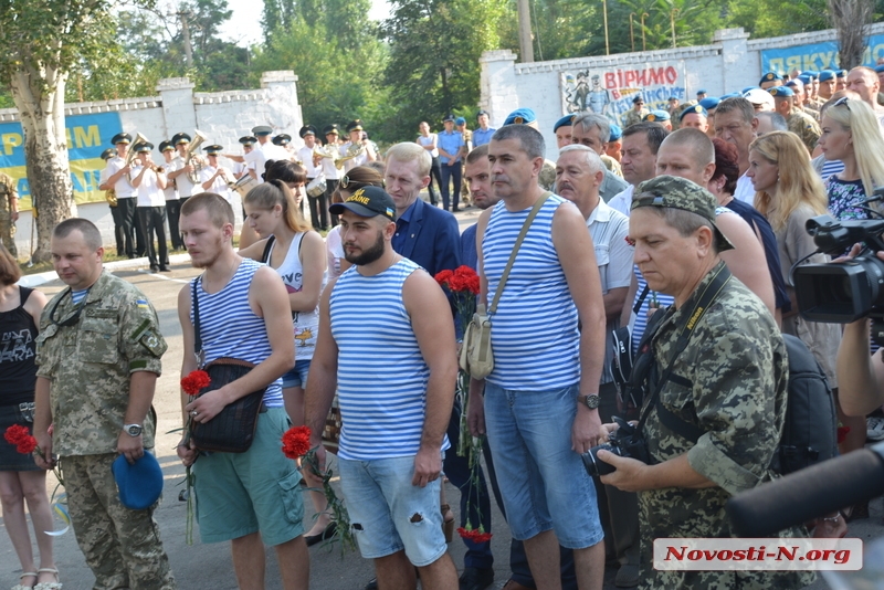 «Мы воевали за мир в нашем доме»: в день ВДВ в Николаеве почтили погибших воинов-десантников